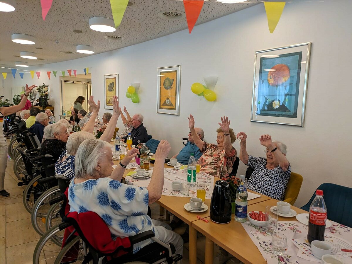 Bewohner*innen feiern ihr Sommerfest
