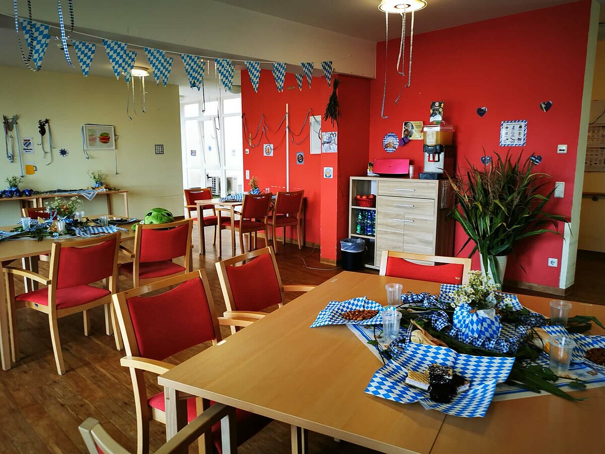 Dekorierter Speisesaal für das Oktoberfest im Seniorenzentrum "AGO Rosbach"