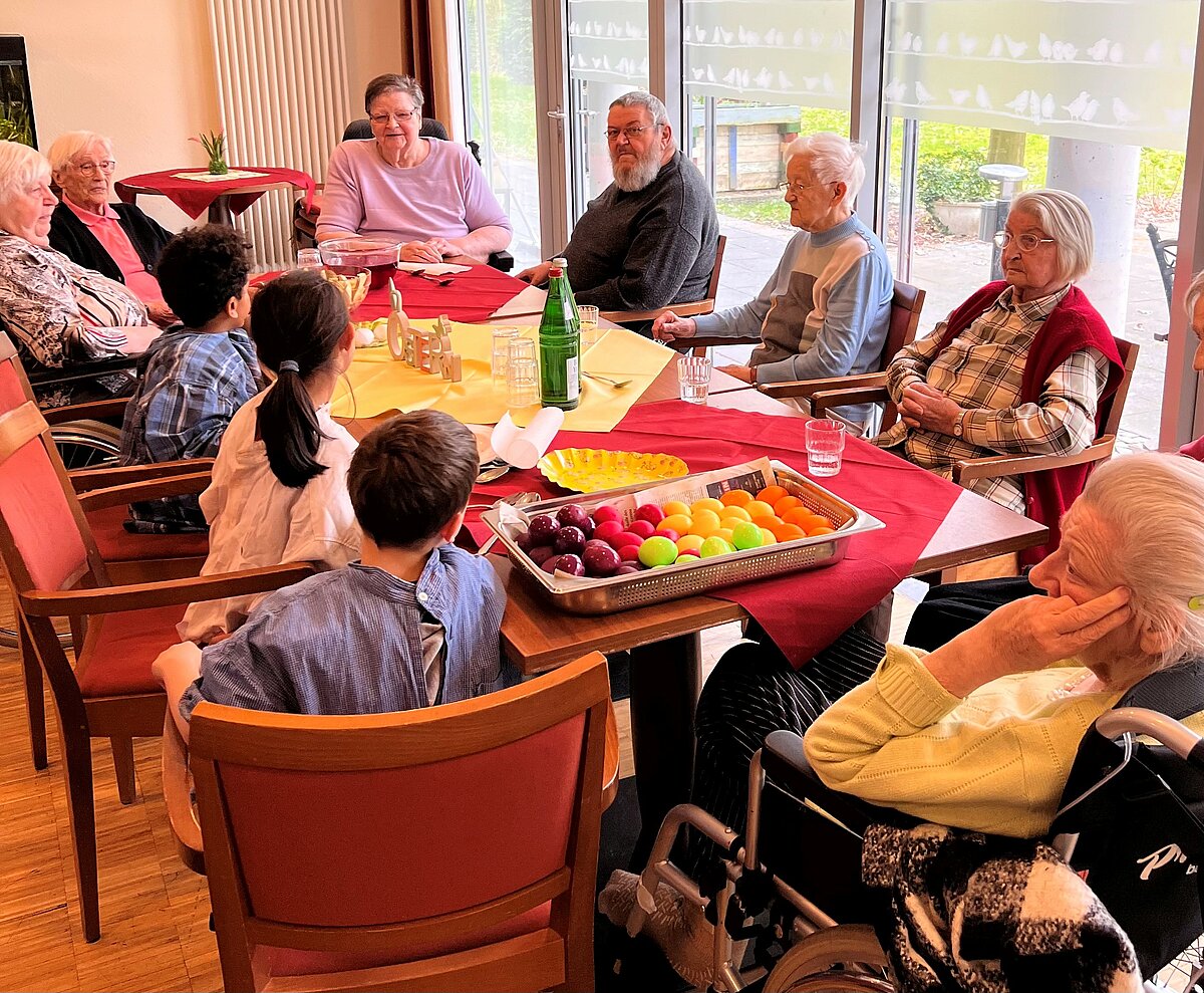 Bewohner färben gemeinsam mit Kindern Eier zu Ostern