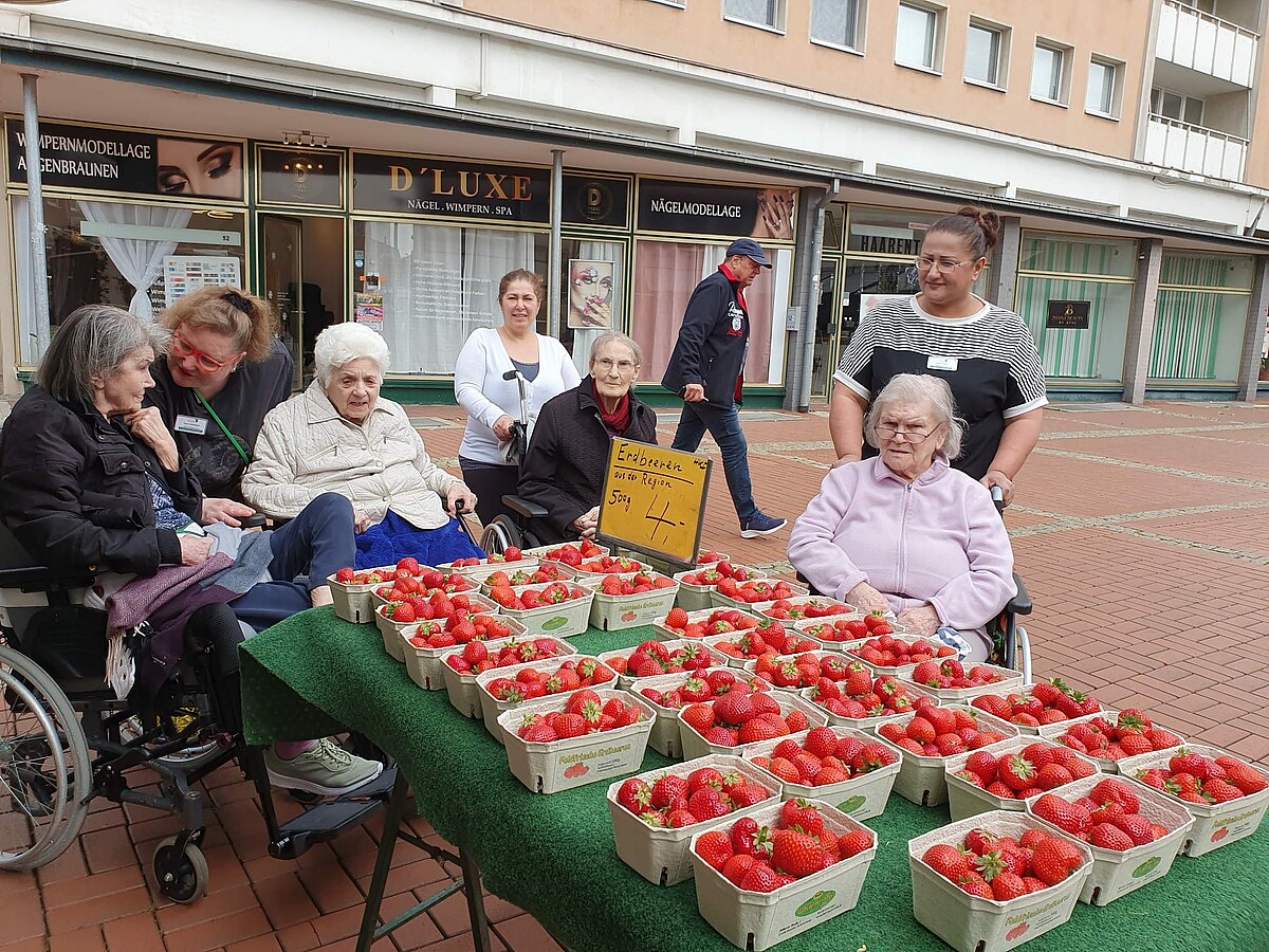 Zusammen mit unseren Bewohnerinnen am Wochenmarkt