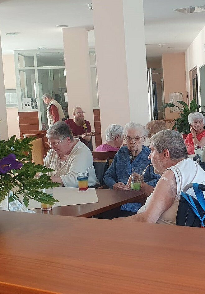 bewohner hören der Musik zu