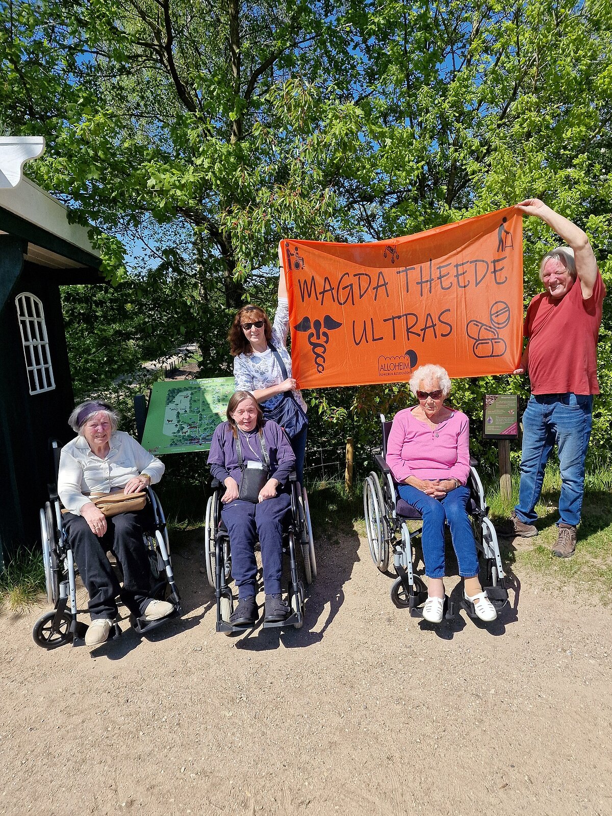 Die Magda Theede Ultras zusammen im Landschaftstierpark