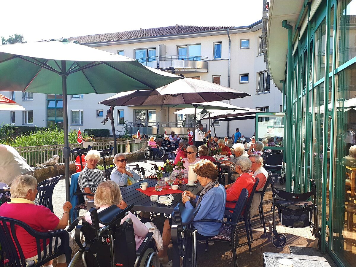 Terrasse der Senioren-Residenz Waldersee in Lübeck voll besetzt mit Senioren