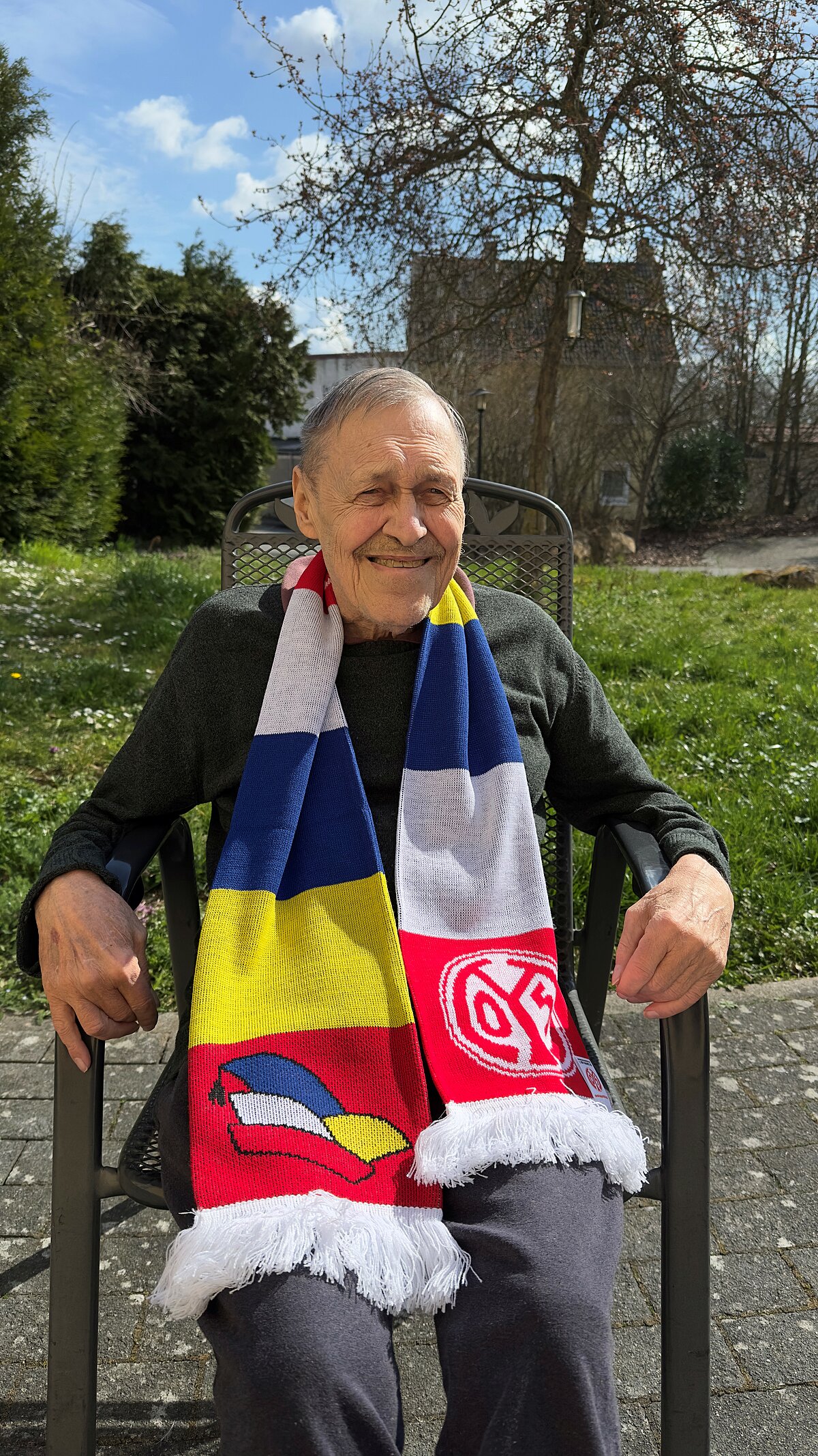 Bewohner mit Fanartikel Mainz 05