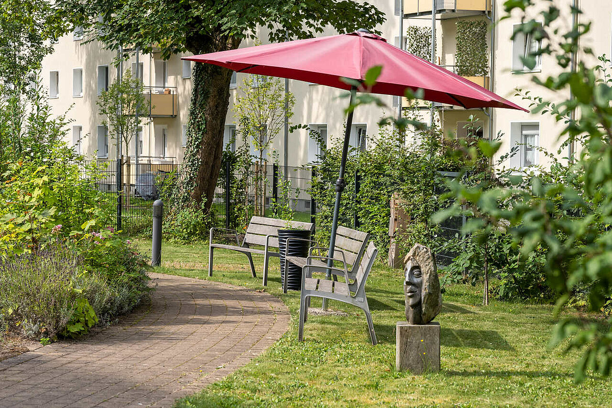 Bänke im Garten des Pflegestiftes Hörde