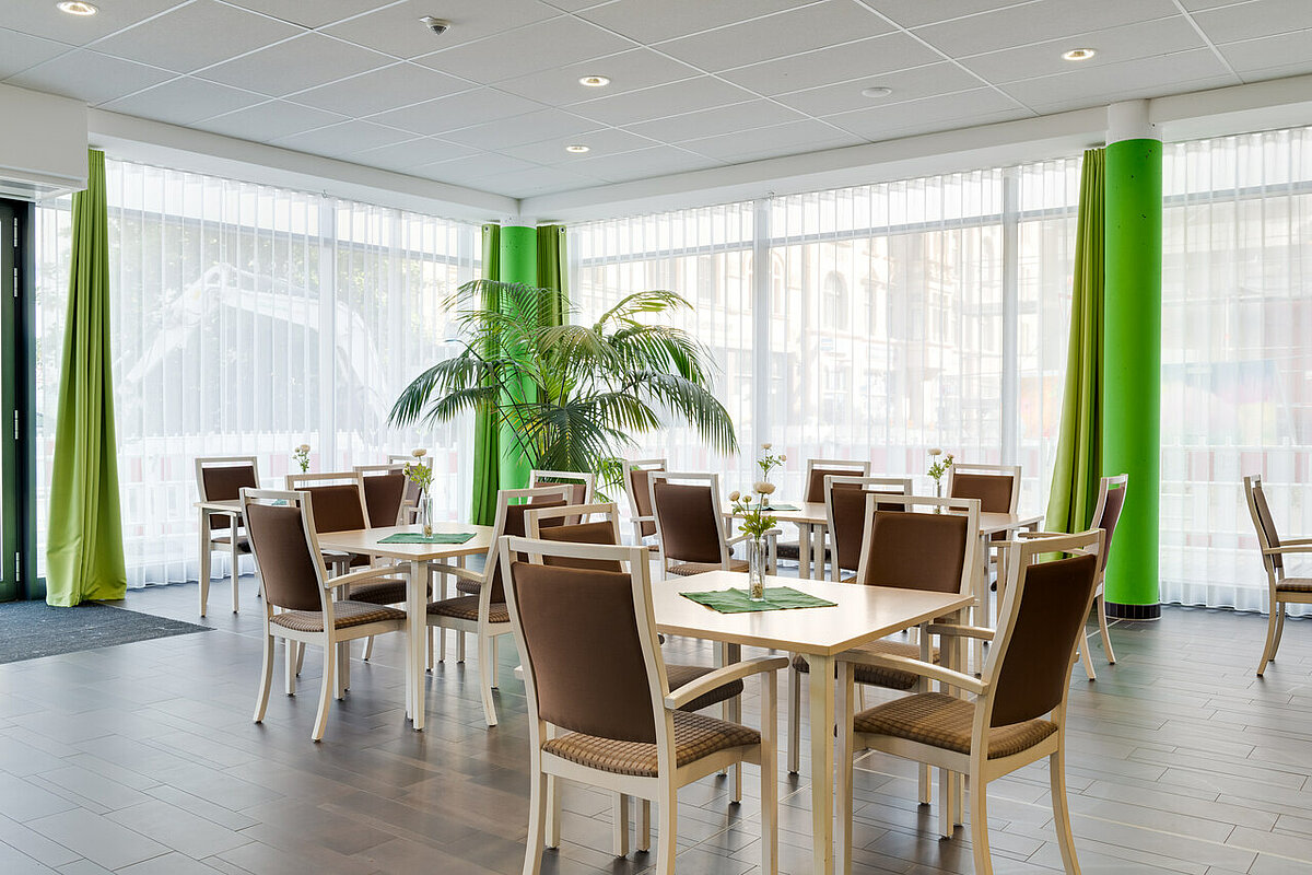 Speiseraum mit großen Fenstern im Erdgeschoss