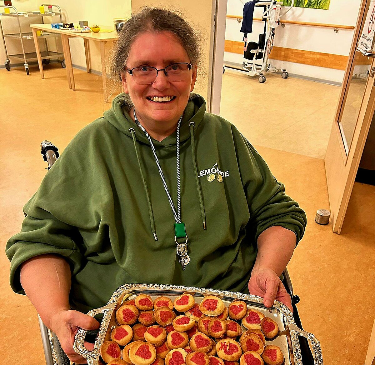 Bewohnerin backt Plätzchen in Herzform