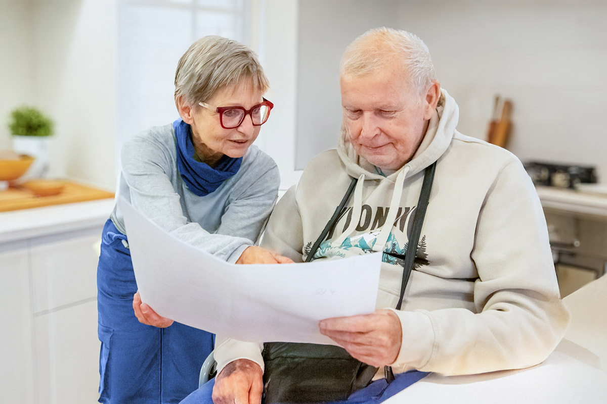 Pflegekraft unterstützt Mieter des Betreuten Wohnens bei Alloheim Senioren-Residenzen