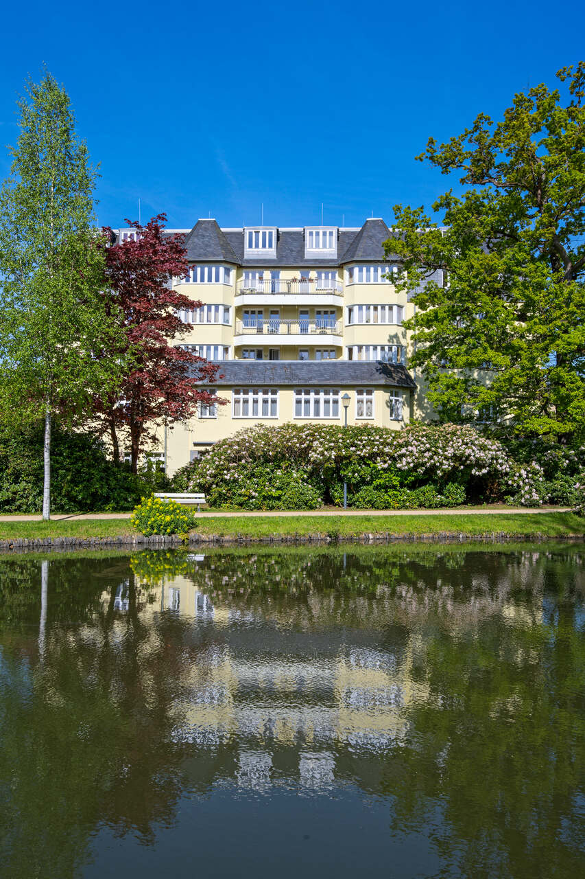 See vor dem Gebäude der Senioren-Residenz