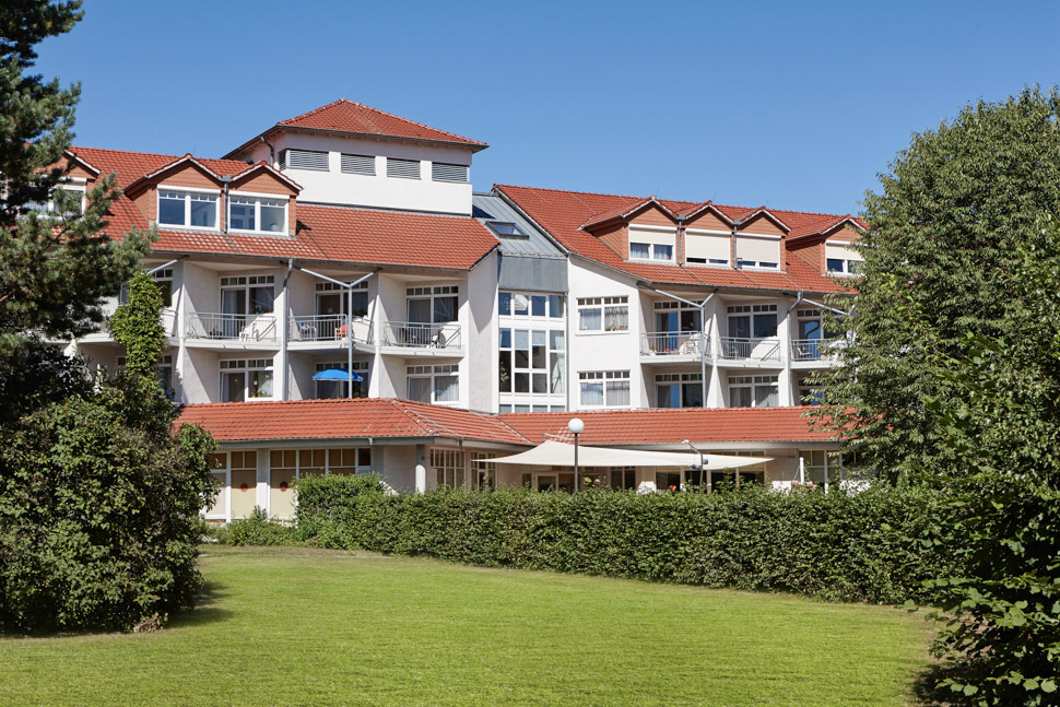 Grüne Rasenfläche vor dem Alloheim Geriatrie-Zentrum Rhenanus Bad Sooden