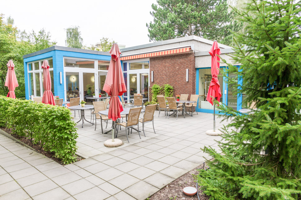 Terrasse der Alloheim Senioren-Residenz "Hildburghauser Straße" in Berlin