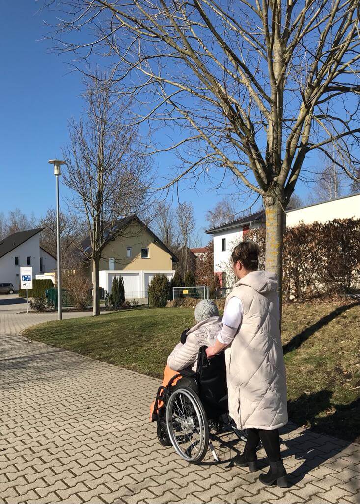 Bewohnerin beim Spaziergang