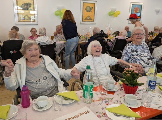 Bewohner*innen feiern ihr Sommerfest