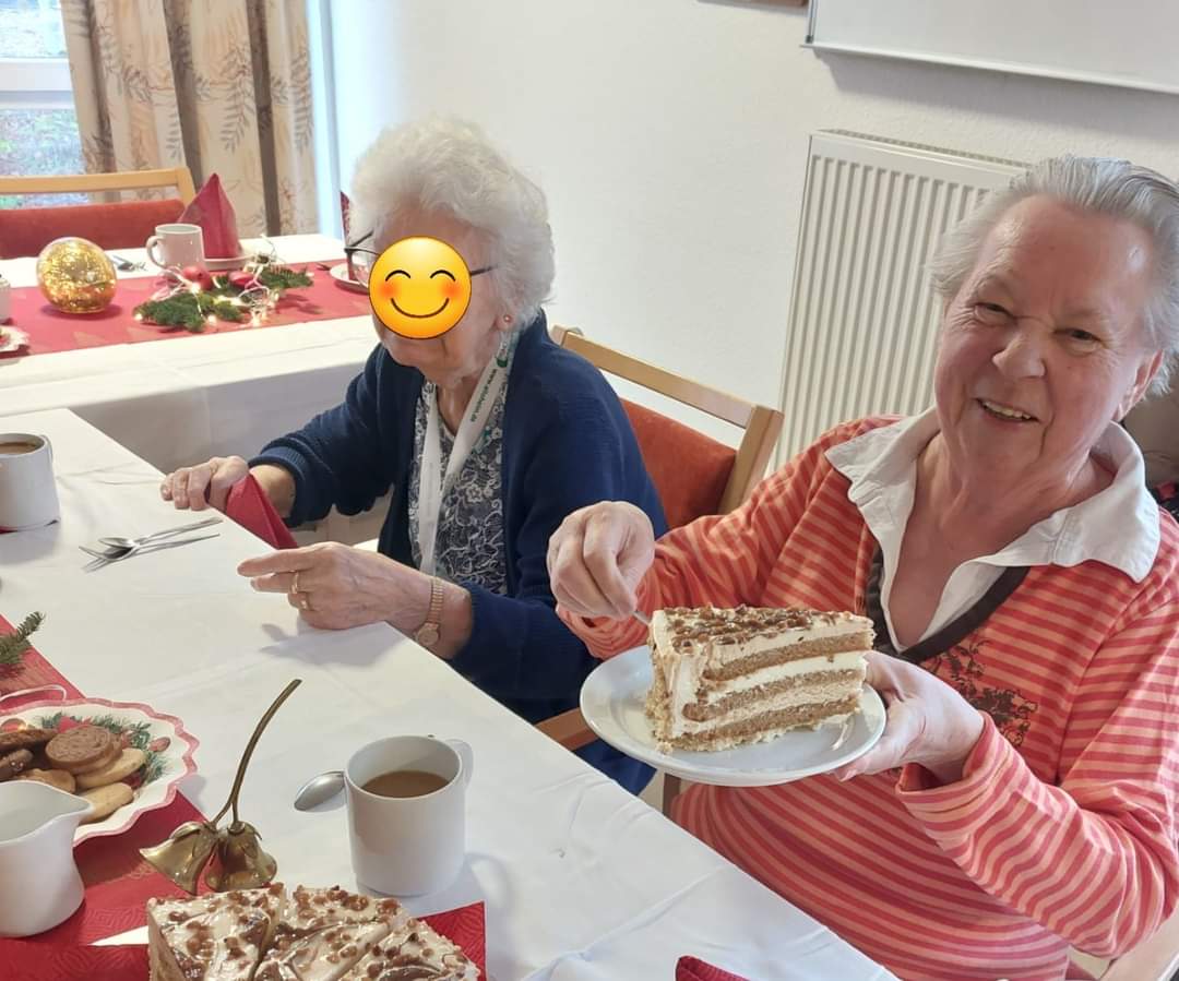 Bewohnerin isst Torte