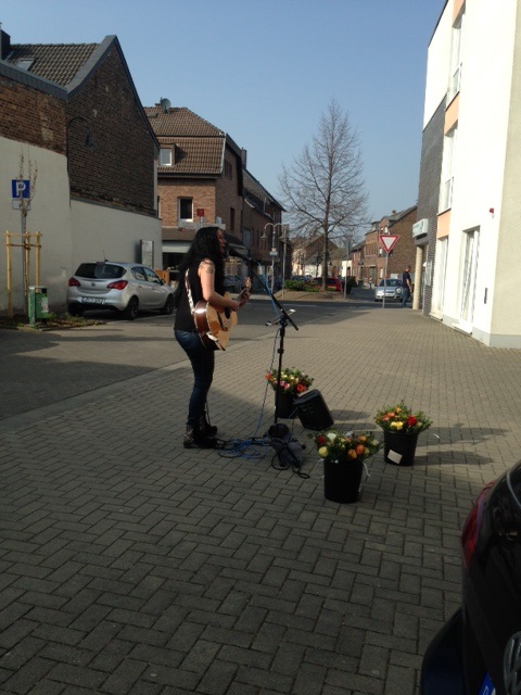 Jolina Carl spielt vor der Alloheim Senioren-Residenz Elsdorf ein Osterkonzert