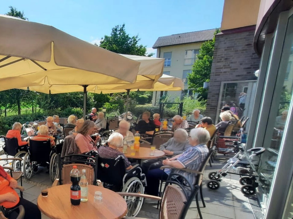 Bewohner bei der Grillparty