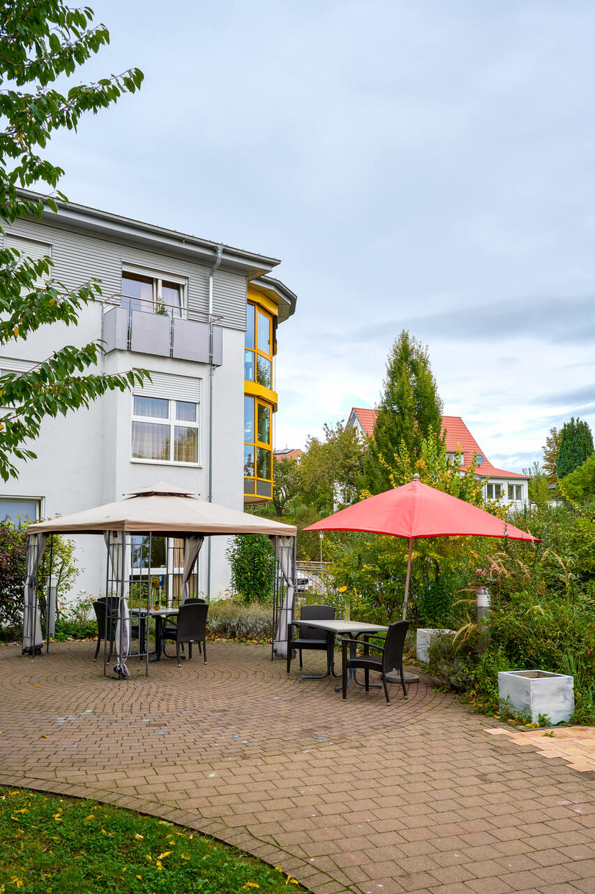 Terrasse mit Pavillon und Sonnenschirm