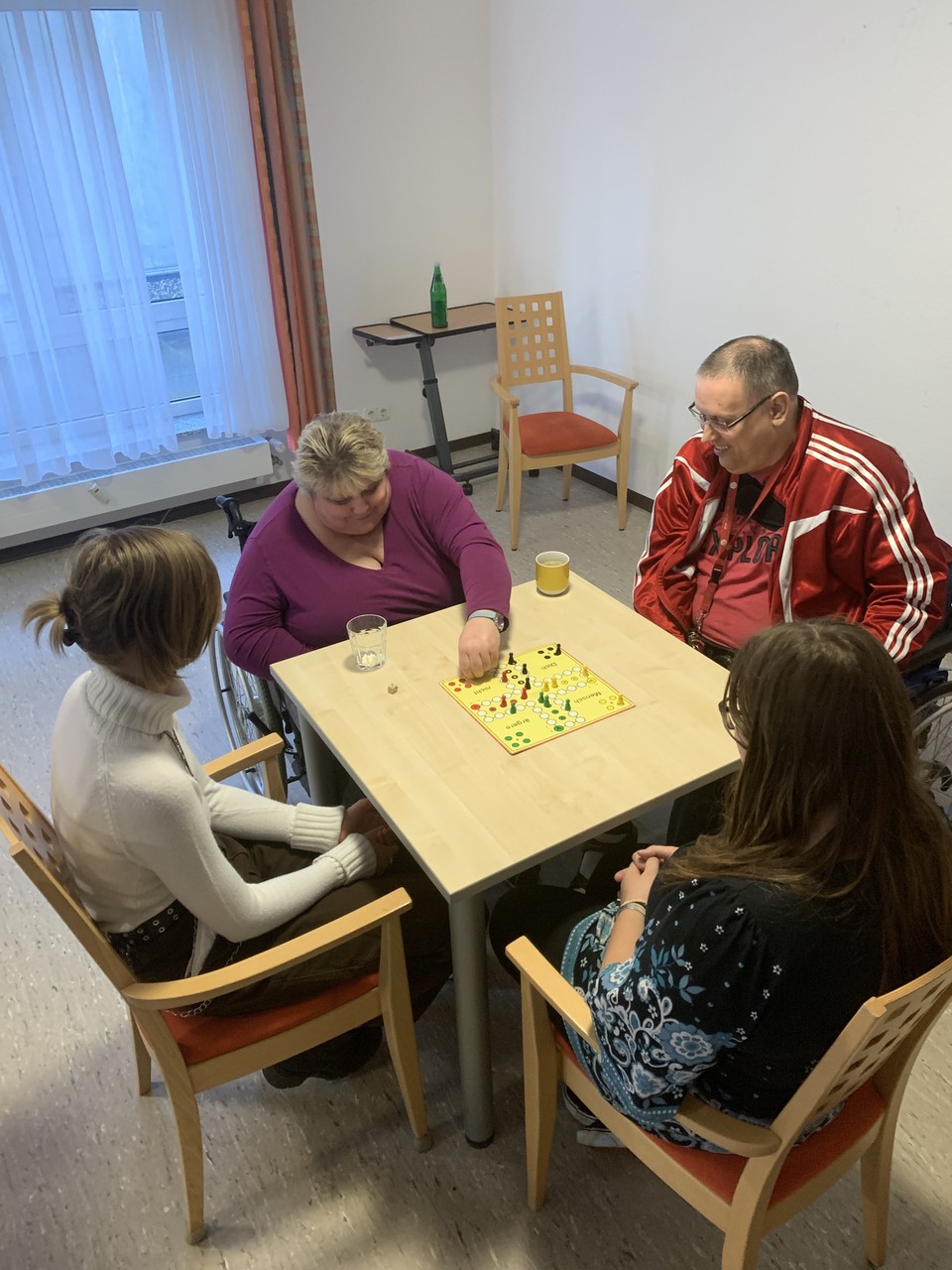 Vier Spieler spielen Mensch-ärgere-dich-nicht