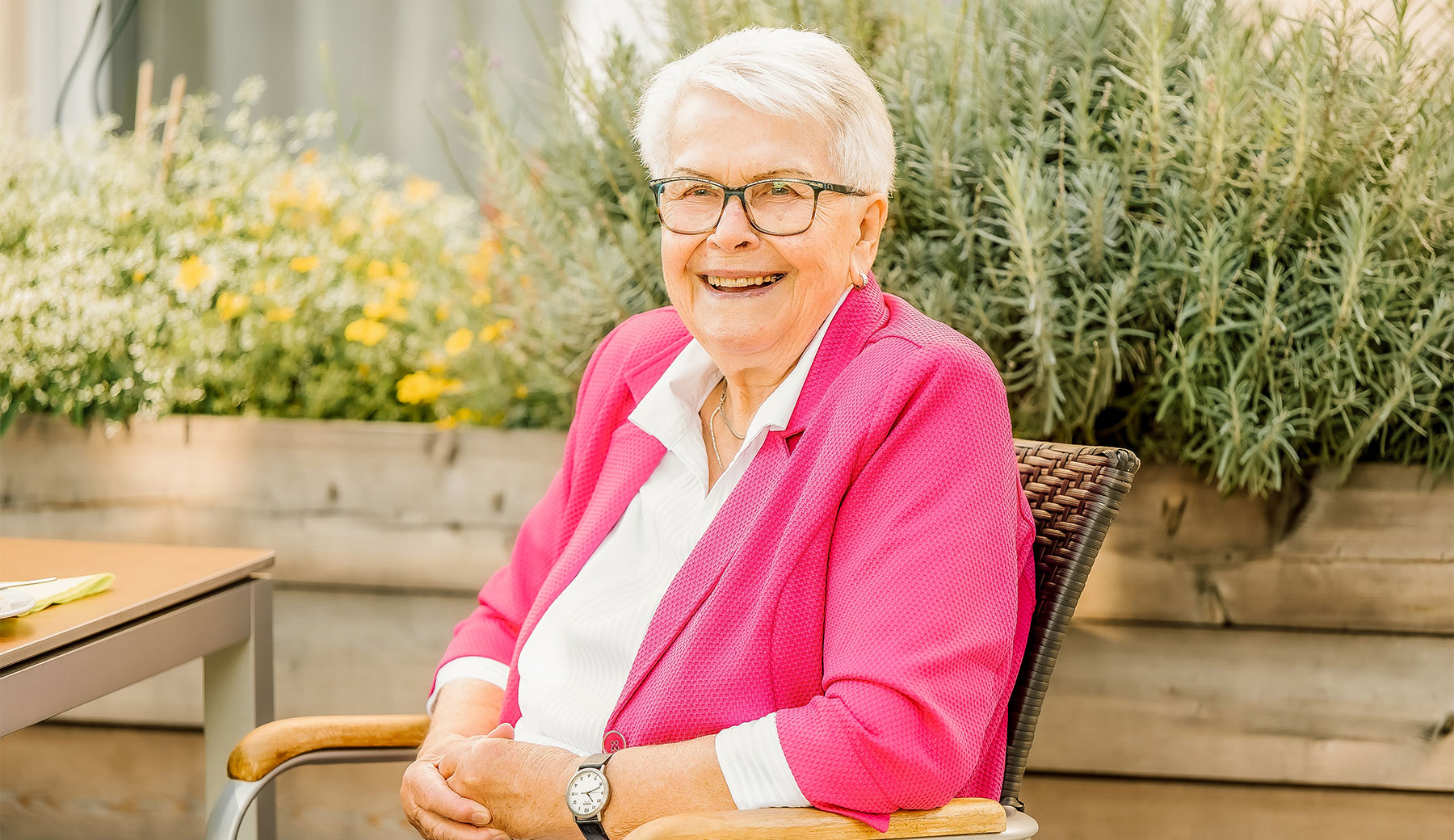 Dame mit pinkem Blazer